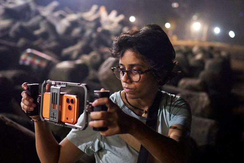 La cinéaste Shreela Agarwal filmant avec un iPhone 17 Pro Max sur un rig de tournage