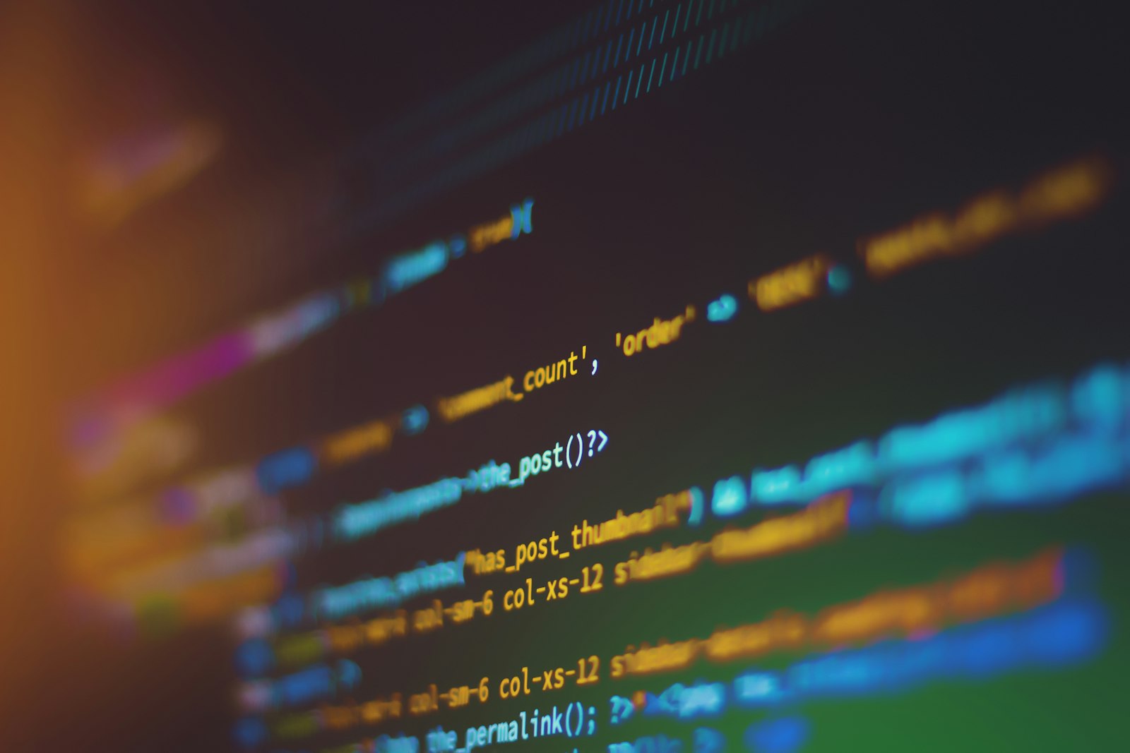 MacBook avec lignes de code à l'écran