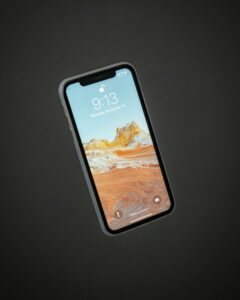 iPhone affichant l'écran verrouillé sur fond sombre