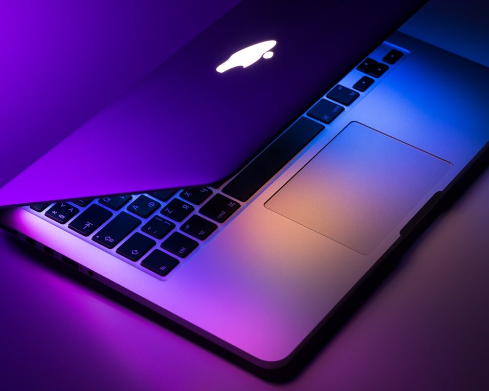 MacBook avec logo Apple lumineux