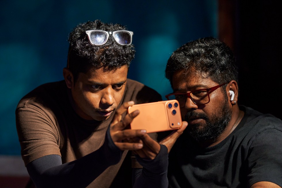Robin Joy et son chef opérateur examinent l'écran d'un iPhone 17 Pro Max
