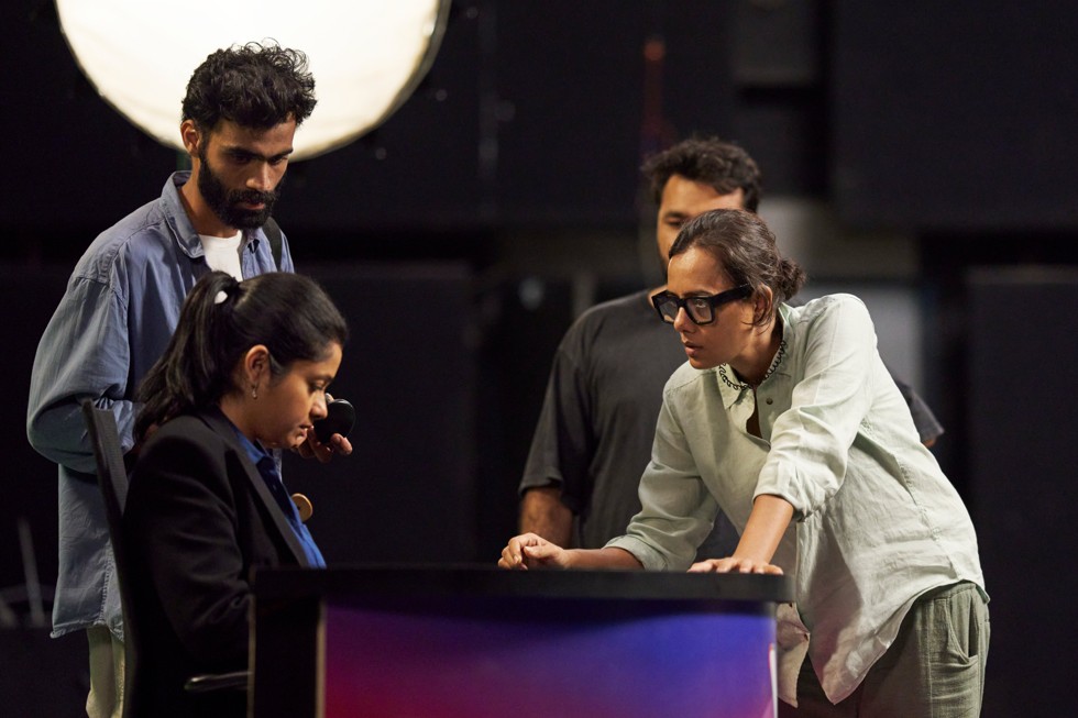 Sur le tournage, Dhritisree Sarkar et son équipe discutent une scène avec une comédienne